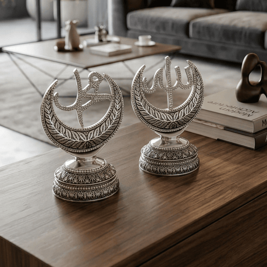 Hilal İçinde Allah & Muhammed Yazılı Biblo – Gümüş Dekoratif Eser | 25 cm, gümüş kaplama, biblo, at figürü, dekoratif, 25 cm – yan görünüm – Nakkaş Payidar