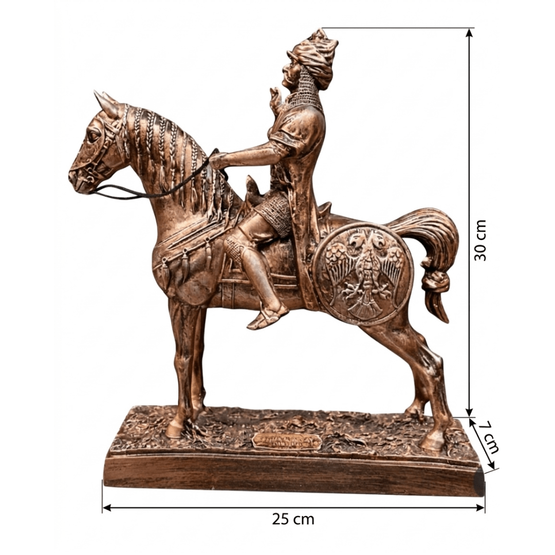 Sultan Alparslan'ın At Üstünde İhtişamlı Duruşu – Dekoratif Tarihi Heykel | Altın, Gümüş & Bakır | 30 x 25 cm, altın kaplama, gümüş kaplama, bakır, sultan figürü, heykel, at figürü, dekoratif, 30 x 25 cm – yakın plan detay – Nakkaş Payidar