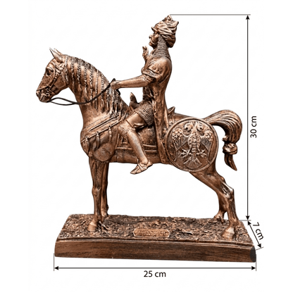 Sultan Alparslan'ın At Üstünde İhtişamlı Duruşu – Dekoratif Tarihi Heykel | Altın, Gümüş & Bakır | 30 x 25 cm, altın kaplama, gümüş kaplama, bakır, sultan figürü, heykel, at figürü, dekoratif, 30 x 25 cm – yakın plan detay – Nakkaş Payidar