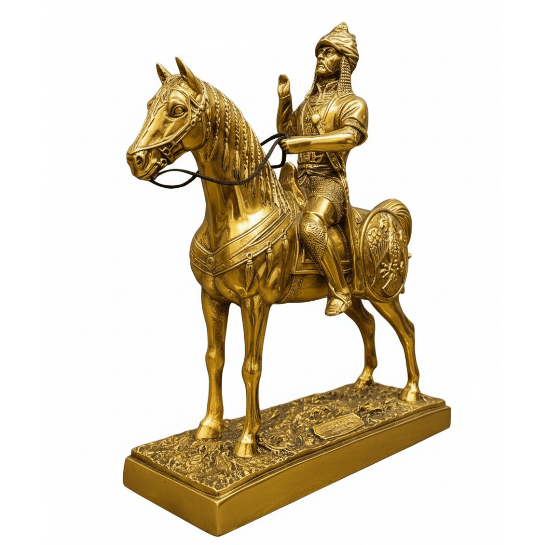 Sultan Alparslan'ın At Üstünde İhtişamlı Duruşu – Dekoratif Tarihi Heykel | Altın, Gümüş & Bakır | 30 x 25 cm, altın kaplama, gümüş kaplama, bakır, sultan figürü, heykel, at figürü, dekoratif, 30 x 25 cm – arka görünüm – Nakkaş Payidar