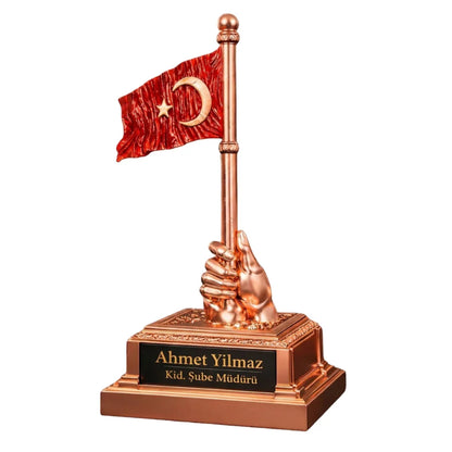 İsimli Türk Bayrağını Gururla Dalgalandıran Dekoratif Sağ El | 28 x 12 cm, at figürü, dekoratif, 28 x 12 cm – ambalaj görünümü – Nakkaş Payidar