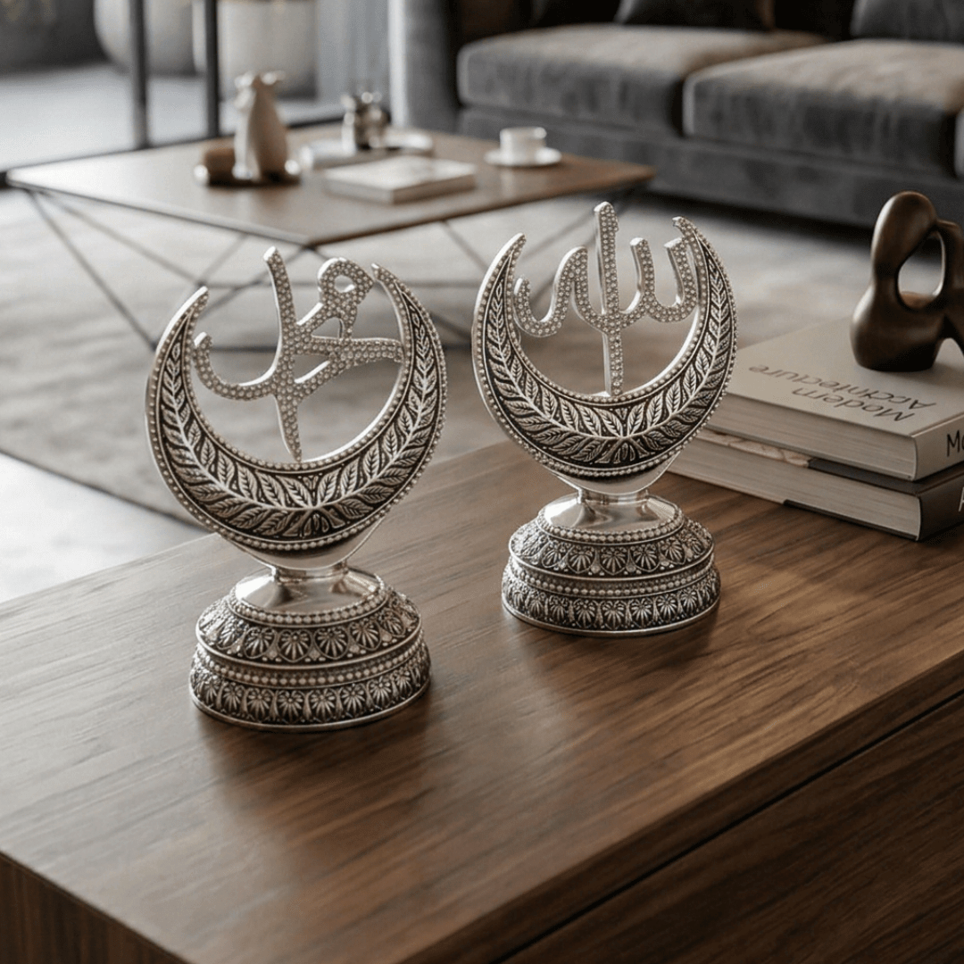 Hilal İçinde Allah & Muhammed Yazılı Biblo – Gümüş Dekoratif Eser | 25 cm, gümüş kaplama, biblo, at figürü, dekoratif, 25 cm – yan görünüm – Nakkaş Payidar
