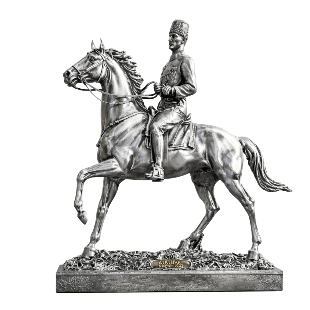 Atatürk Atlı Biblo – Dekoratif Heykel | Altın, Gümüş & Bakır | 25 x 25 cm, altın kaplama, gümüş kaplama, bakır, heykel, biblo, at figürü, dekoratif, 25 x 25 cm – arka görünüm – Nakkaş Payidar