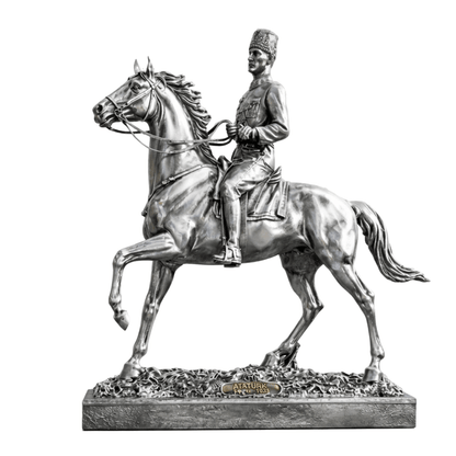 Atatürk Atlı Biblo – Dekoratif Heykel | Altın, Gümüş & Bakır | 25 x 25 cm, altın kaplama, gümüş kaplama, bakır, heykel, biblo, at figürü, dekoratif, 25 x 25 cm – arka görünüm – Nakkaş Payidar