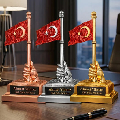 İsimli Türk Bayrağını Gururla Dalgalandıran Dekoratif Sağ El | 28 x 12 cm, at figürü, dekoratif, 28 x 12 cm – farklı renk/versiyon – Nakkaş Payidar