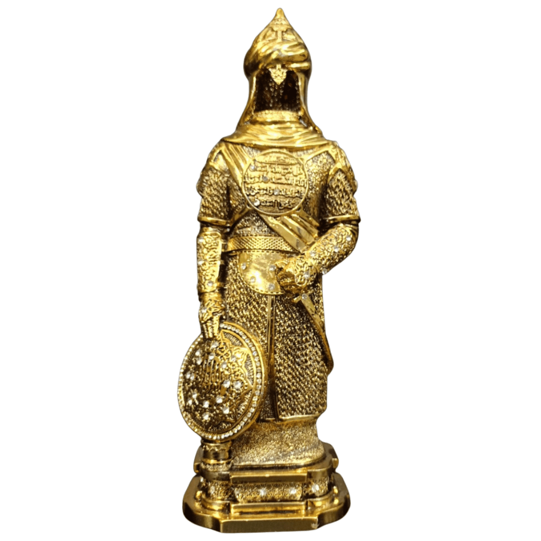 Selahattin Eyyübî Zırhı Biblo – İhlas Suresi & Kelime-i Tevhit Detaylı | 32 cm, biblo, at figürü, 32 cm – ön görünüm – Nakkaş Payidar