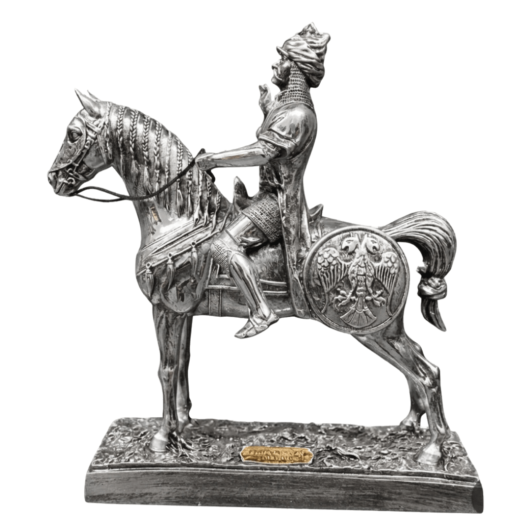 Sultan Alparslan'ın At Üstünde İhtişamlı Duruşu – Dekoratif Tarihi Heykel | Altın, Gümüş & Bakır | 30 x 25 cm, altın kaplama, gümüş kaplama, bakır, sultan figürü, heykel, at figürü, dekoratif, 30 x 25 cm – taban detayı – Nakkaş Payidar