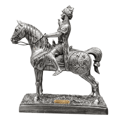 Sultan Alparslan'ın At Üstünde İhtişamlı Duruşu – Dekoratif Tarihi Heykel | Altın, Gümüş & Bakır | 30 x 25 cm, altın kaplama, gümüş kaplama, bakır, sultan figürü, heykel, at figürü, dekoratif, 30 x 25 cm – taban detayı – Nakkaş Payidar