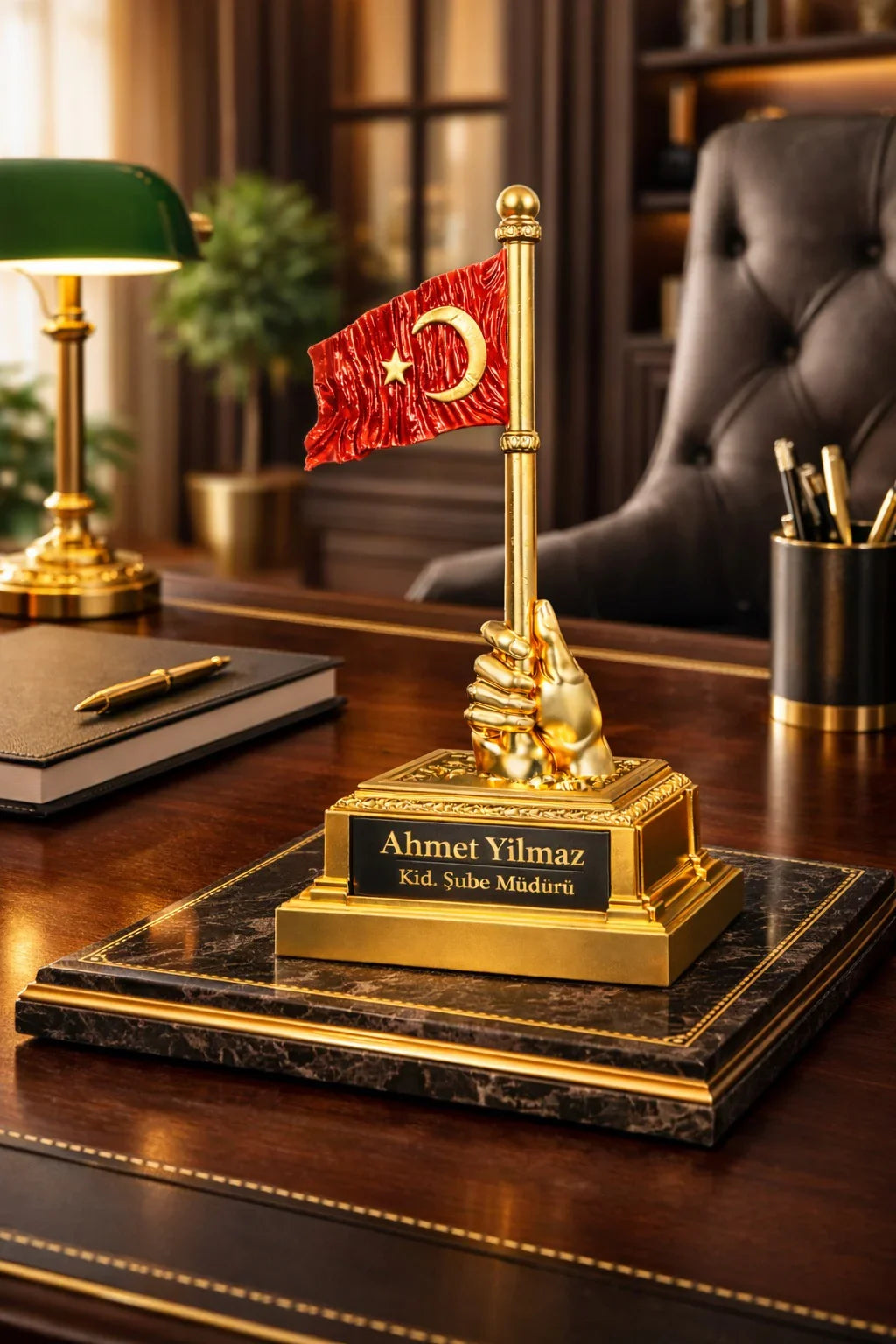 Lüks ofis masasında Türk bayraklı, isimli ve altın renkli masaüstü plaket