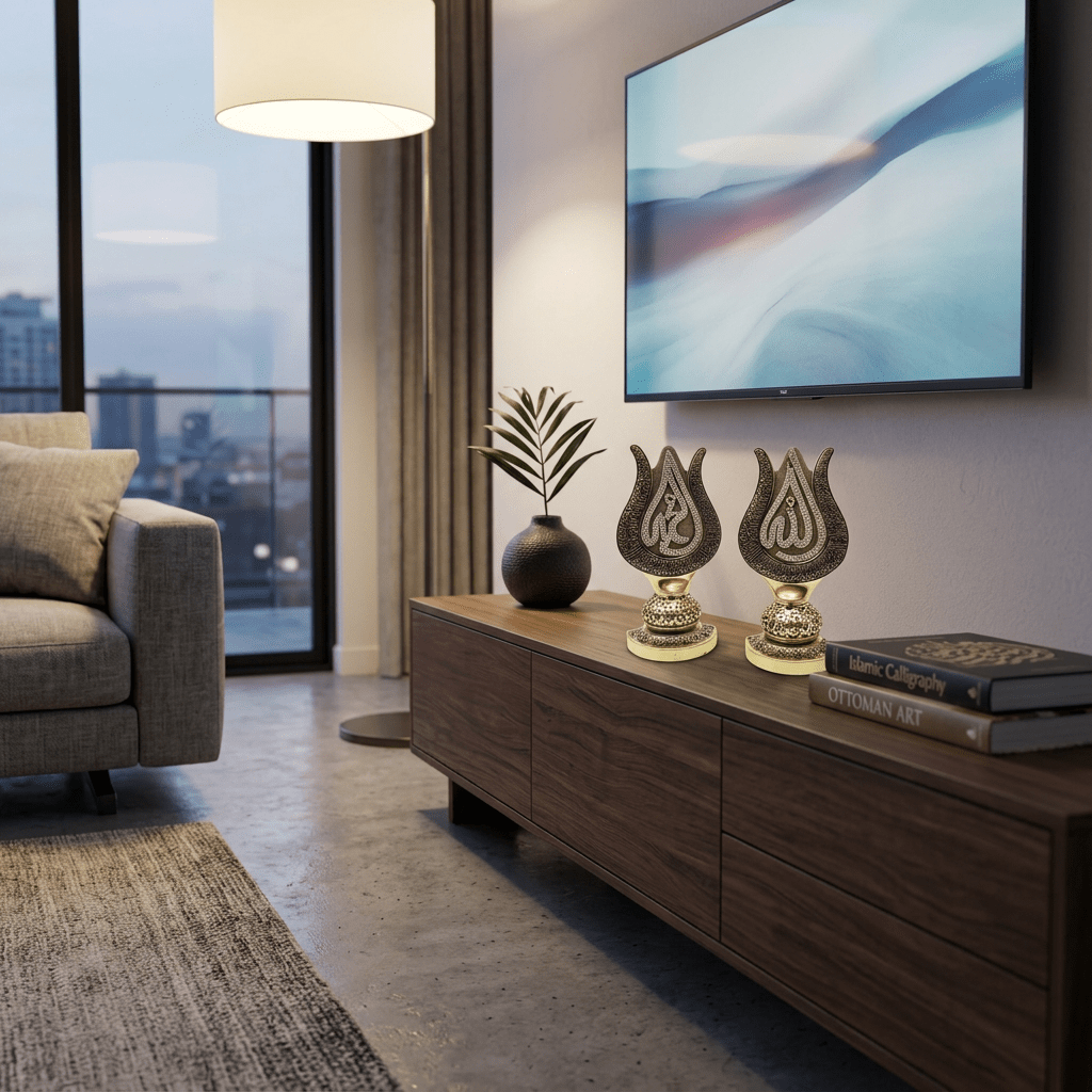 Lale Formunda Besmele & Allah-Muhammed Yazılı Biblo – Dekoratif Manevi Eser | 16 cm, biblo, at figürü, dekoratif, 16 cm – farklı renk/versiyon – Nakkaş Payidar